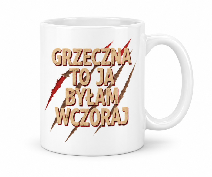 Biały kubek ceramiczny z napisem „Grzeczna to ja byłam wczoraj” oraz trzema zadrapaniami w tle.