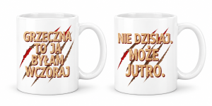 Dwa białe kubki ceramiczne pokazujące obie strony nadruku: „Grzeczna to ja byłam wczoraj” i „Nie dzisiaj. Może jutro.”