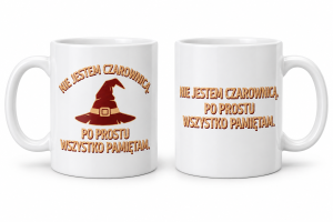 Dwa białe kubki ceramiczne pokazujące obie strony nadruku z hasłem „Nie jestem czarownicą. Po prostu wszystko pamiętam.”