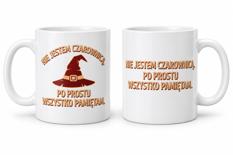 Dwa białe kubki ceramiczne pokazujące obie strony nadruku z hasłem „Nie jestem czarownicą. Po prostu wszystko pamiętam.”