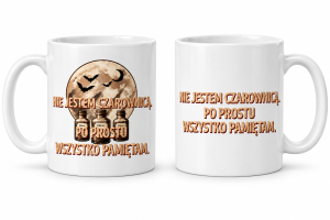 Dwa białe kubki ceramiczne pokazujące obie strony nadruku z księżycem i hasłem „Nie jestem czarownicą. Po prostu wszystko pamiętam.”