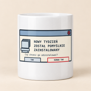 Biały kubek ceramiczny z napisem „Nowy tydzień został pomyślnie zainstalowany” i grafiką okna systemowego.