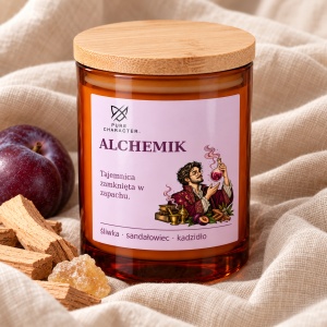 Alchemik – otwarty bursztynowy słoik z jasnym woskiem, widoczną etykietą i bambusową pokrywką obok na lnie. Zbliżenie słoika, etykiety i bambusowej pokrywki. Wizualizacja produktu.