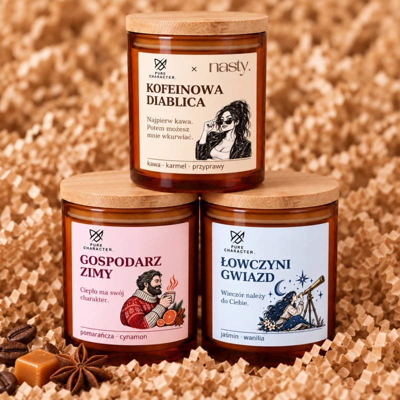 Piramida świec: Kofeinowa Diablica u góry, Nieznajoma i Alchemik u dołu, na papierowym wypełniaczu. Kofeinowa Diablica w kolekcji z postaciami Nieznajoma i Alchemik. Wizualizacja aranżacji, nie zestaw sprzedażowy.
